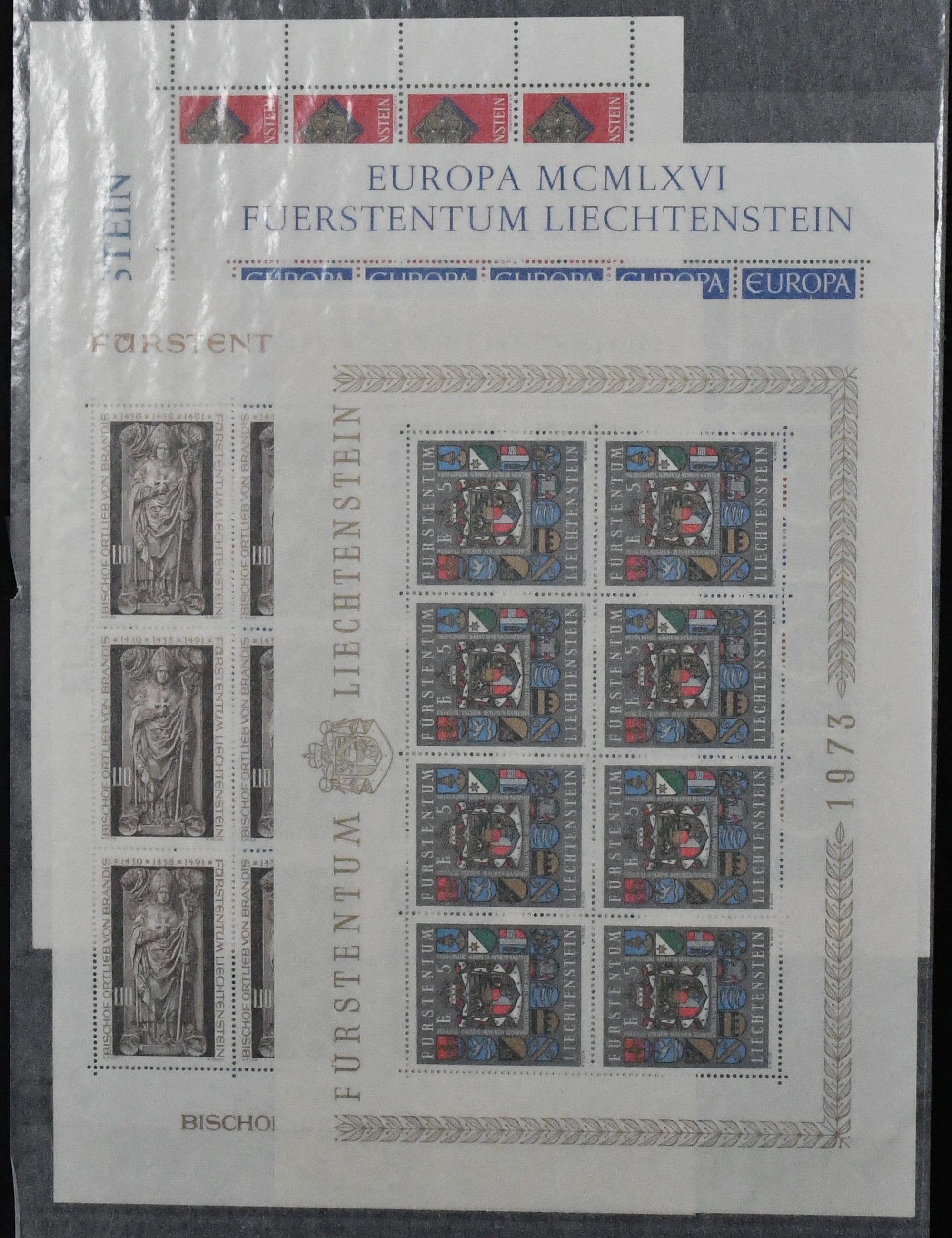Los 8295 - Liechtenstein, Kleinbögen, postfr. Partie mit besseren wie u.a. Nr. 449 per drei, 590, 655/57, 734 per vier (Mi. 420,-), 988/89 per zwei usw., in drei Alben. Mi. 4300,-, sehr hoher ehem. Postpreis
