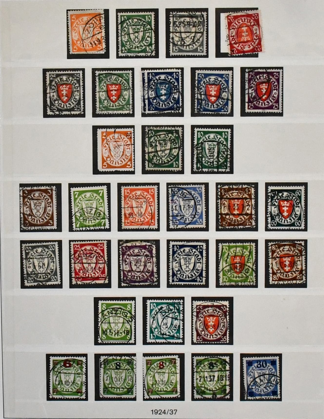 Los 7117 - Danzig, 1924/1939, von Nr. 193-308 komplette gestempelte Slg. mit allen besseren Ausgaben auf Lindner-T-Vordrucken. Dabei Nr. 202/11 (Mi. 375,-), 220/35 (640,-), 237/55 (267,-), alle Winterhilfen, Bl. 1/2a/b je postfr. u. gest. (302,-), Bl. 1 mit PF IV postfr. (Mi. "-.-"), Bl. 3 (110,-), Nr. 289/301 (Mi. 500,-) usw. Dazu Dienst Nr. 41/51 (300,-) und Porto Nr. 38/47 (Mi. 640,-). So komplett selten angeboten